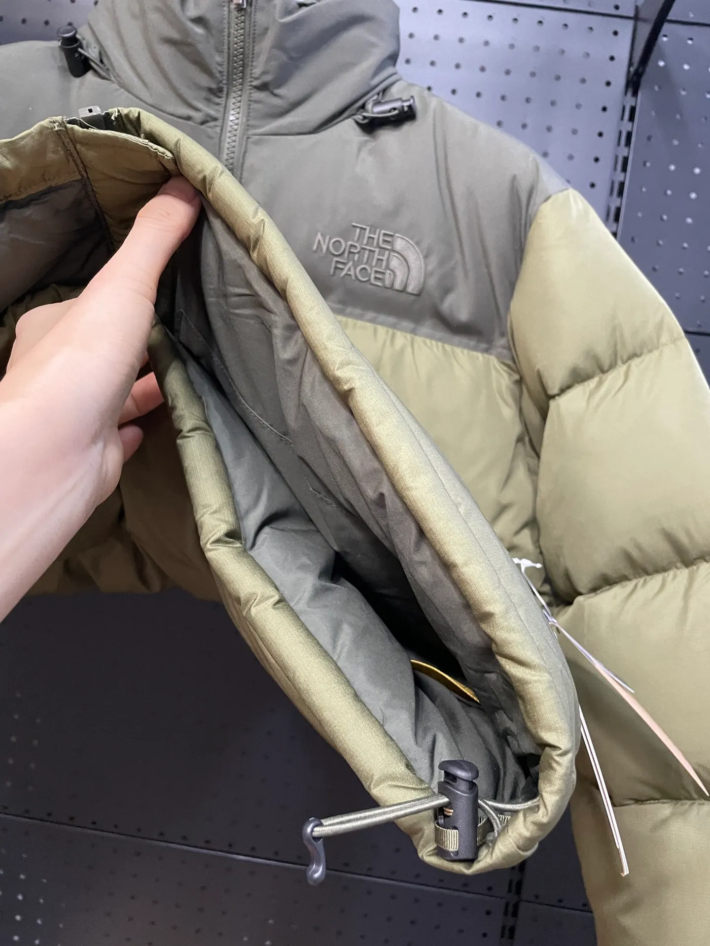 【The North Face 1996Nuptse 1996/Classic / / 】 ： The North Face" 、 。 The North Face" 。 The North Face。 。 , 。 The North Face" , Yosemite Half Dome, 。 + ： ✅ ：RDS Quality 700 / 280g ✅ ： ✅ ：YKK ISO 9000Quality ZP ✅ ：340TPremium ✅ ： ， ， Lightweight 。 ： ： DWR (DWR ） ～ ： 700 （RDS ) 1990 ， ， ， ， Lightweight 。